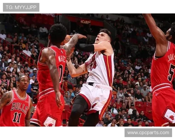 希罗无球跑动制造错位，拉开热火外线空间