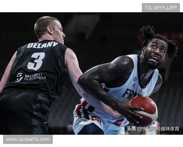 泰雷西·马克西挡拆突破拉开得分差距助76人主导关键时刻